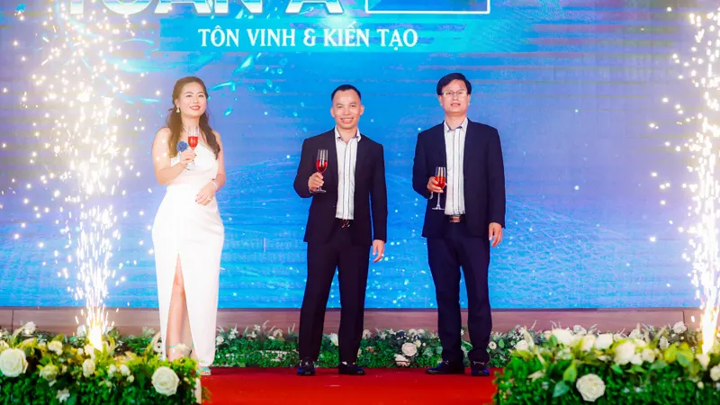 BLĐ công ty nâng ly khai tiệc