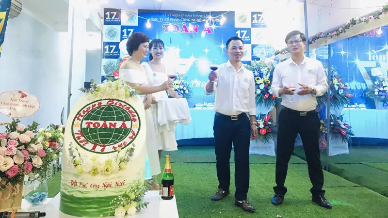 ban tổng giám đốc khai tiệc