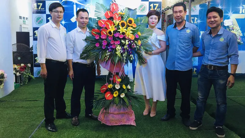phòng hành chính - MKT chúc mừng