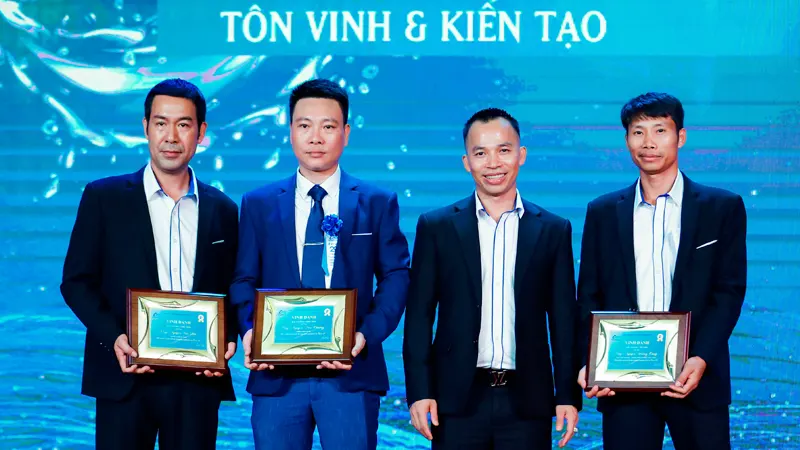 CBNV nhận bằng khen