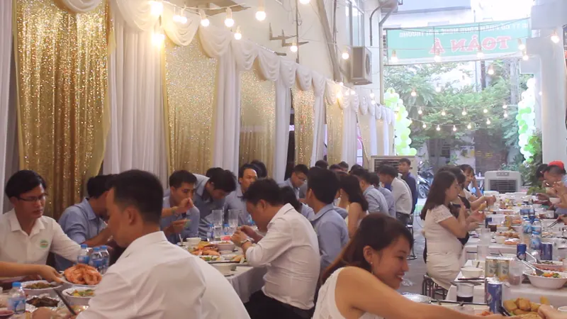 nâng ly chúc mừng sinh nhật công ty